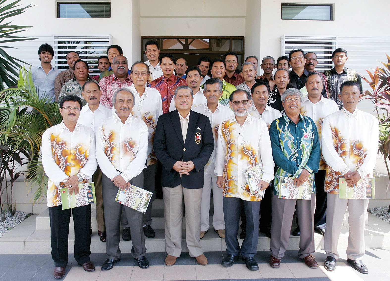 YANG DIPERTUA Persatuan Kriket Melayu Malaysia, Tun Ahmad Sarji Abdul Hamid bergambar di hadapan pejabat pentadbiran di Bayuemas Oval selepas Persidangan Agung Tahunan 2010.