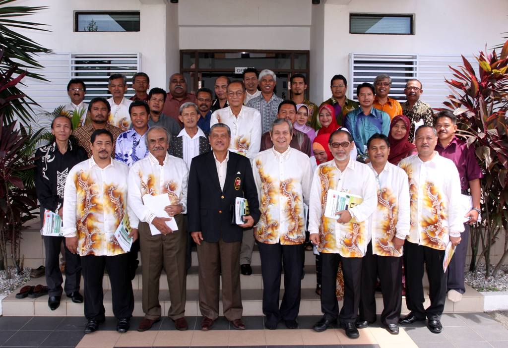 AHMAD SARJI bersama sebahagian daripada ahli yang menghadiri persidangan agung tahunan Kriket Melayu di Bayuemas Oval, Klang pada 29 Mei 2011.