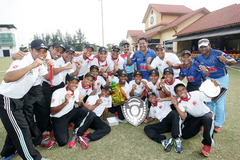 JUARA 2013... Barisan UKM bermegah selaku juara Perisai Raja-Raja.