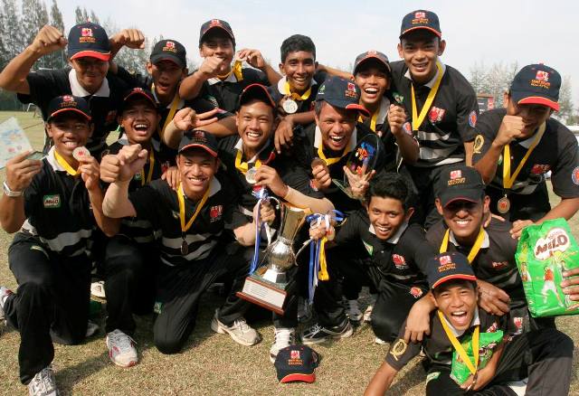 BARISAN SMK Penang Free meraikan kejuaraan mempertahankan Piala Ketua Pengarah Pelajaran dalam Cabaran Kriket Projek Kriket Nasional di Bayuemas Oval, Klang, 26 Julai 2009. 