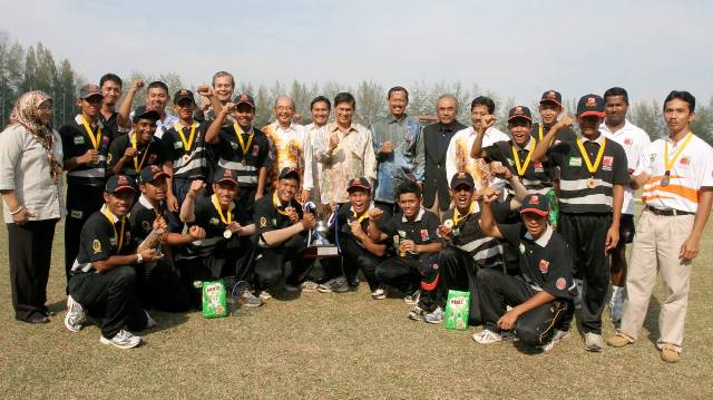 TAN SRI ALIMUDDIN MOHD. DOM (berdiri, tengah) bersama pegawai Persatuan Kriket Melayu Malaysia dan pemain Sekolah Menengah Kebangsaan Penang Free yang memenangi Piala Ketua Pengarah Pelajaran apabila mengalahkan SMK Victoria di Bayuemas Oval, 26 Julai 2009.