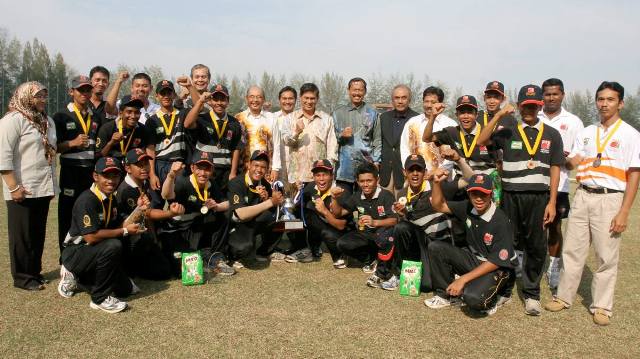 TAN SRI ALIMUDDIN MOHD. DOM (berdiri, tengah) bersama pegawai Persatuan Kriket Melayu Malaysia dan pemain Sekolah Menengah Kebangsaan Penang Free yang memenangi Piala Ketua Pengarah Pelajaran apabila mengalahkan SMK Victoria di Bayuemas Oval, 26 Julai 2009. TAN SRI ALIMUDDIN MOHD. DOM (berdiri, tengah) bersama pegawai Persatuan Kriket Melayu Malaysia dan pemain Sekolah Menengah Kebangsaan Penang Free yang memenangi Piala Ketua Pengarah Pelajaran apabila mengalahkan SMK Victoria di Bayuemas Oval, 26 Julai 2009.