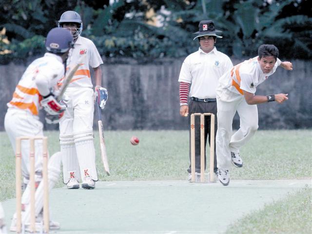 PEMBALING pembukaan Penang Free, Nazril A. Rahman menyerbu pemukul lewat VI dalam pertemuan hari kedua di Oval Victoria, 19 April 2009.