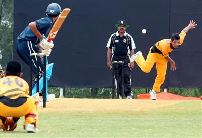 FAST BALL: Malaysia's medium pace bowler Ramdan Samsudin attacks the Sri Lankan batsman during the final at the Bayuemas Oval in April last year.