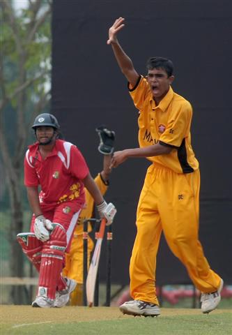 PEMBALING pembukaan bawah 15 negara, Kavintheran Kumar melakukan rayuan kepada pengadil terhadap keputusan mati halangan kaki sewaktu menentang Singapura di Bayuemas Oval, 29 Mac 2009.