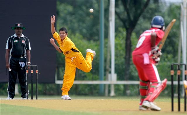PEMUTAR kidal negara, Fitri Sham bergaya sewaktu menyerbu pemukul Singapura. Fitri kemudian dinamakan pemain terbaik perlawanan itu dengan rangkulan lima wiket lawan.