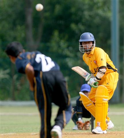 BERSEDIA... kapten Malaysia, Fadzrin Kate-Lee bersedia menghadapi serbuan Sri Lanka dalam pertemuan di Bayuemas Oval pada 31 Mac 2009.