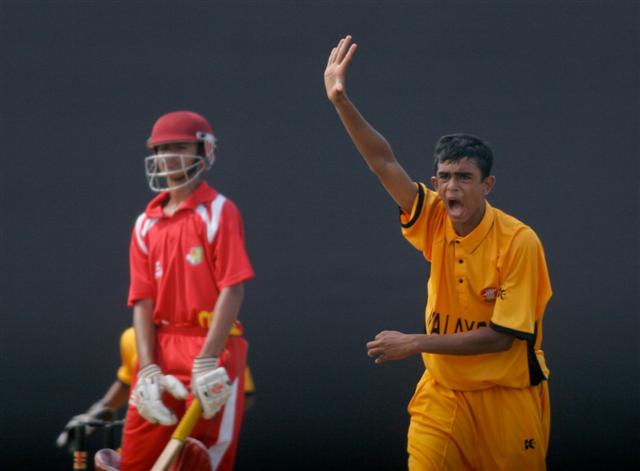 PEMBALING pembukaan Malaysia, Kavintheran Kumar melakukan rayuan mati halangan kaki pada pertemuan dengan Singapura di Bayuemas Oval 1 April 2009.