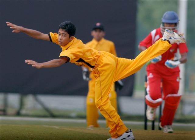 NASIRUDDIN MAZLAN gagal menahan asakan pemukul Singapura pada pertemuan dengan Singapura di Bayuemas Oval 1 April 2009.