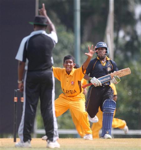 PEMBALING Malaysia, Tharma Raj Chandra Mohan memperoleh wiket Sri Lanka hasil mati halangan kaki di Bayuemas Oval pada 3 April.