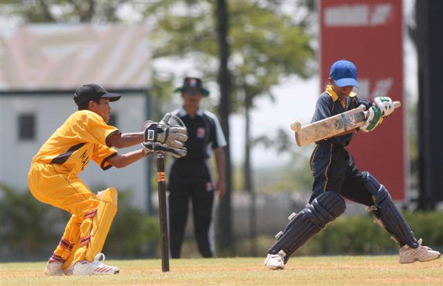 PEMBUKA pukulan Sri Lanka, Kausal Mendis mencuba pukulan sisi dalam pertemuan dengan Malaysia di Bayuemas Oval pada 3 April.