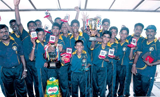 BARISAN Sri Lanka meraikan kecemerlangan mempertahankan kejuaraan Cabaran Kriket Bawah 15 Antarabangsa setelah mengalahkan Malaysia dengan enam wiket di Bayuemas Oval, 5 April 2009.