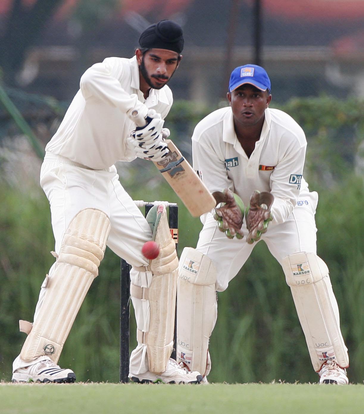 PEMUKUL keempat, Christ University, Jasmeet Singh terganggu dengan bola putaran sambil penjaga wiket University of Colombo, Chamal Rajapaksha bersedia di belakang kayu pancang. 