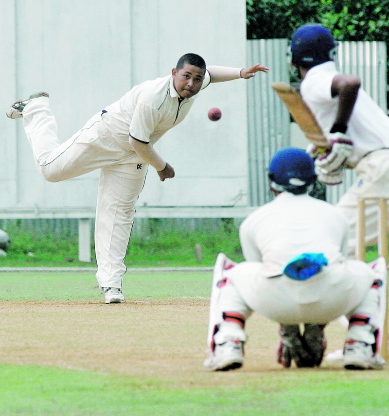 PEMUTAR kanan UKM, Nik Azril Ariffin menyerbu pemukul University of Colombo, Sri Lanka dalam pertemuan di Bayuemas Oval, 2 Disember.