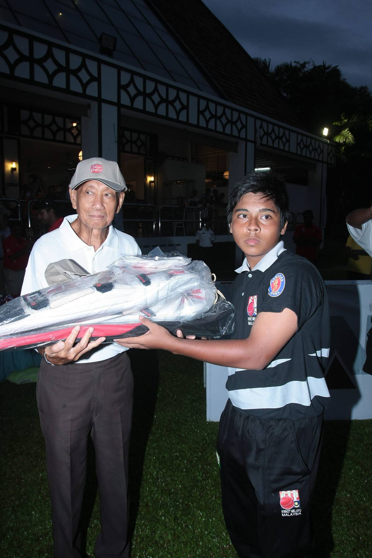 KAPTEN SMK Penang Free, Fadzrin Kate-Lee menerima ganjaran sebagai Pemain Terbaik Kejohanan. KAPTEN SMK Penang Free, Fadzrin Kate-Lee menerima ganjaran sebagai Pemain Terbaik Kejohanan.