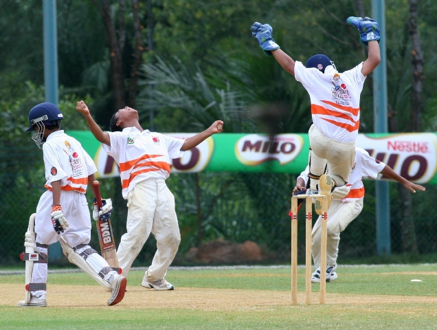 AKSI menarik dalam babak akhir Kejohanan Kriket Elit Bawah 12 Kebangsaan musim 2008 antara Victoriah dengan Gemencheh di Bayuemas Oval, Klang.