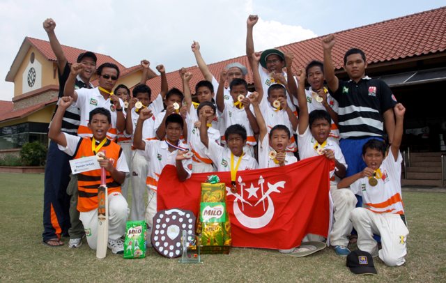 BARISAN Kota Bharu meraikan kejayaan merangkul Perisai Tun Ahmad Sarji pada Kejohanan Kriket Elit Bawah 12 Kebangsaan di Bayuemas Oval, Klang pada 14 Jun 2009.