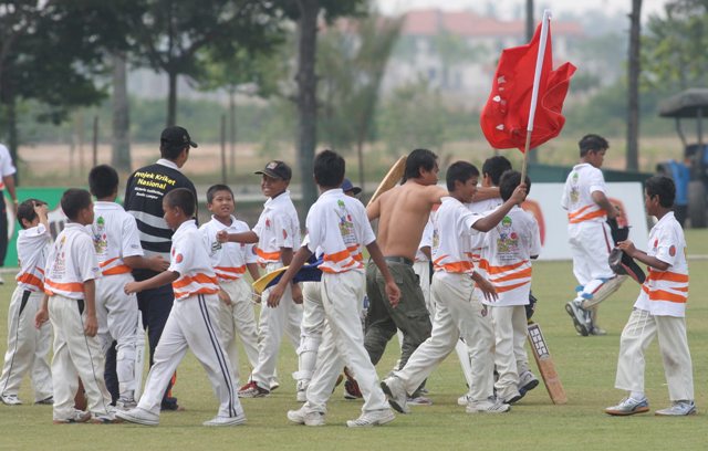 PEMAIN dan pegawai Kota Bharu meluru ke tengah padang setelah pasukan berkenaan melepasi angka Pekan dalam babak akhir Kriket Elit Bawah 12 Kebangsaan di Bayuemas Oval pada 14 Jun 2009. 