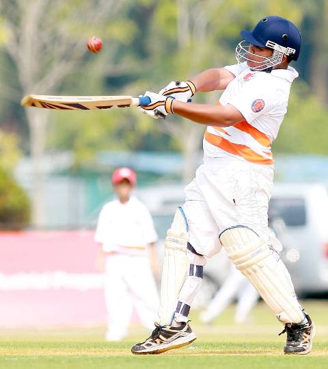 PEMUKUL keenam Pekan, Nor Azizul Manan mencuba pelbagai gaya untuk mengumpulkan 32 larian tanpa tewas di Bayuemas Oval pada Rabu.