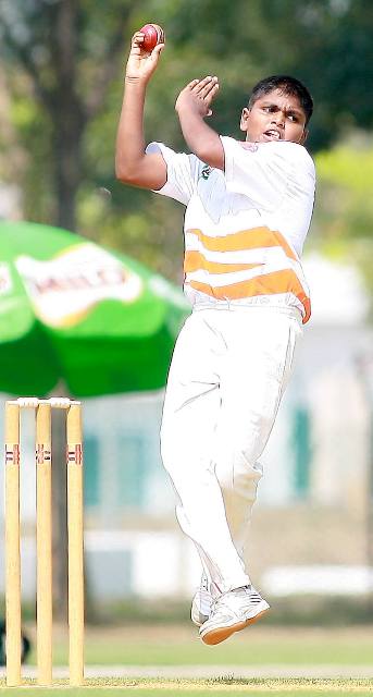 AKSI serbuan pembaling Kelab PJ, Dhillip Thiyagu sewaktu pertemuan dengan Pekan di Bayuemas Oval, Klang pada Rabu. 