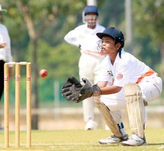 PENJAGA wiket Pekan, Hariff Mas Ayu Yahya beraksi hebat di belakang kayu pancang ketika menentang Kelab PJ di Bayuemas Oval.
