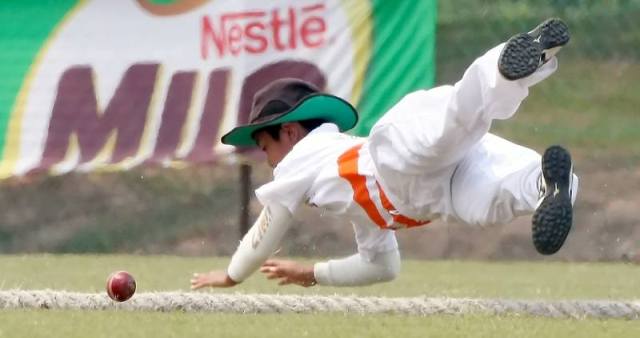 PEMADANG Westlands, Zarith Azrain Harris Andria melayangkan badan dalam usaha menyelamatkan bola daripada melewati garis sempadan pada pertemuan dengan Kota Bharu di Bayuemas Oval pada 11 Jun 2009. PEMADANG Westlands, Zarith Azrain Harris Andria melayangkan badan dalam usaha menyelamatkan bola daripada melewati garis sempadan pada pertemuan dengan Kota Bharu di Bayuemas Oval pada 11 Jun 2009.