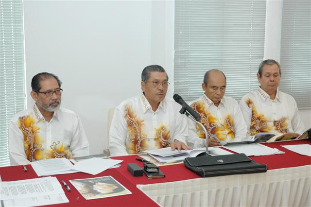 BARISAN kepimpinan Kriket Melayu (dari kiri), Setiausaha Agung Rosmanizam Abdullah, Ahmad Sarji, Timbalan Presiden, Tan Sri Wan Abdul Rahman Yaacob dan Naib Presiden, Tan Sri Wan Mohd. Zahid Noordin sewaktu mendengar pandangan ahli pada persidangan agung tahun di Bayuemas Oval, Klang.