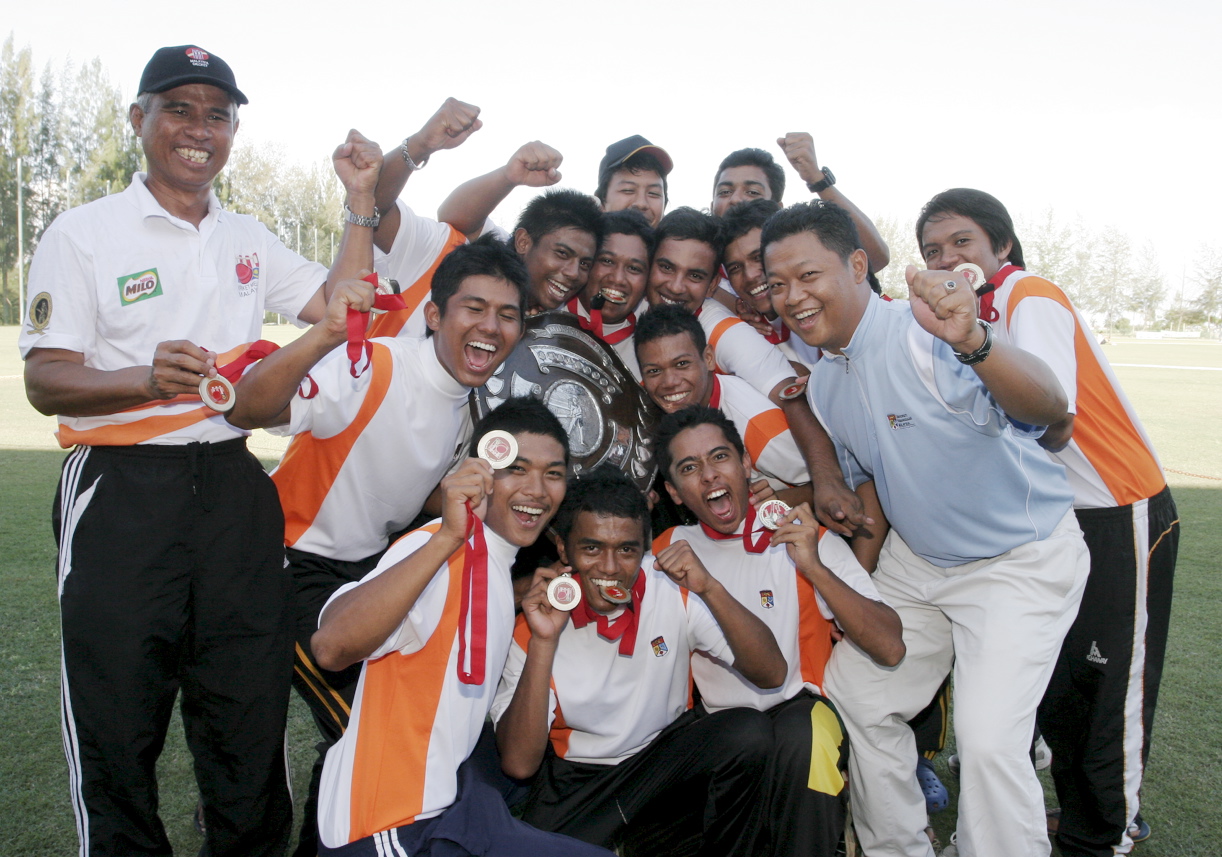 BARISAN JUARA... pasukan Selangor-UKM meraikan kecemerlangan mereka merangkul Perisai Raja-Raja musim 2009.