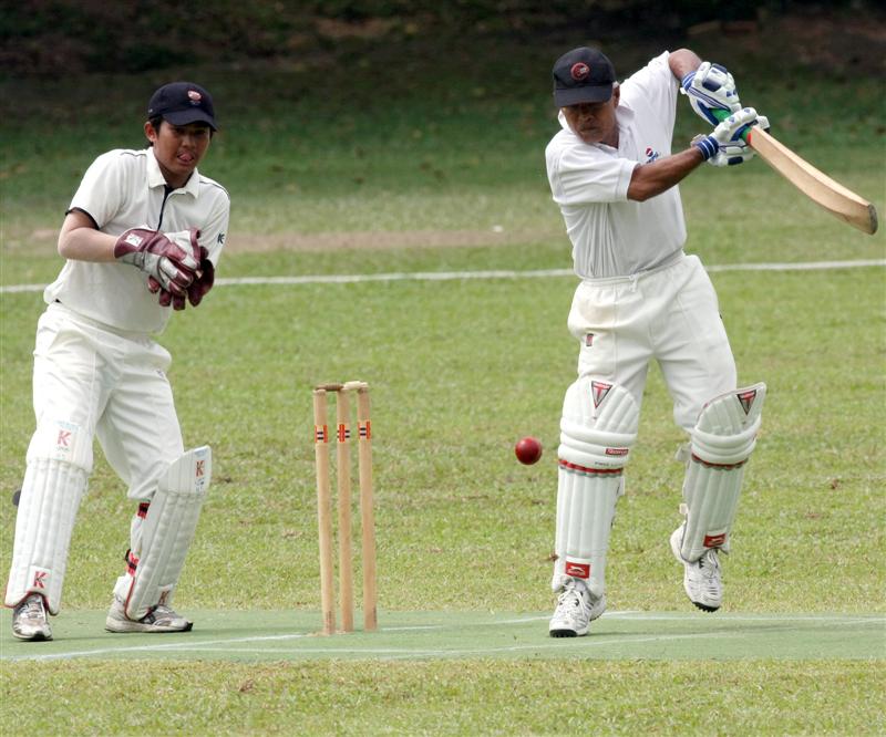 BEKAS pemain kebangsaan yang mewakili Sabah, Hatta Patombongi melakukan pukulan sewaktu pertemuan dengan Selangor-UKM pada pertemuan Kejohanan Kriket Perisai Raja-Raja di UKM Oval, 5 Mac 2009. Penjaga wiket Selangor-UKM, Shafiq Sharif berhati-hati di belakang kayu pancang. 