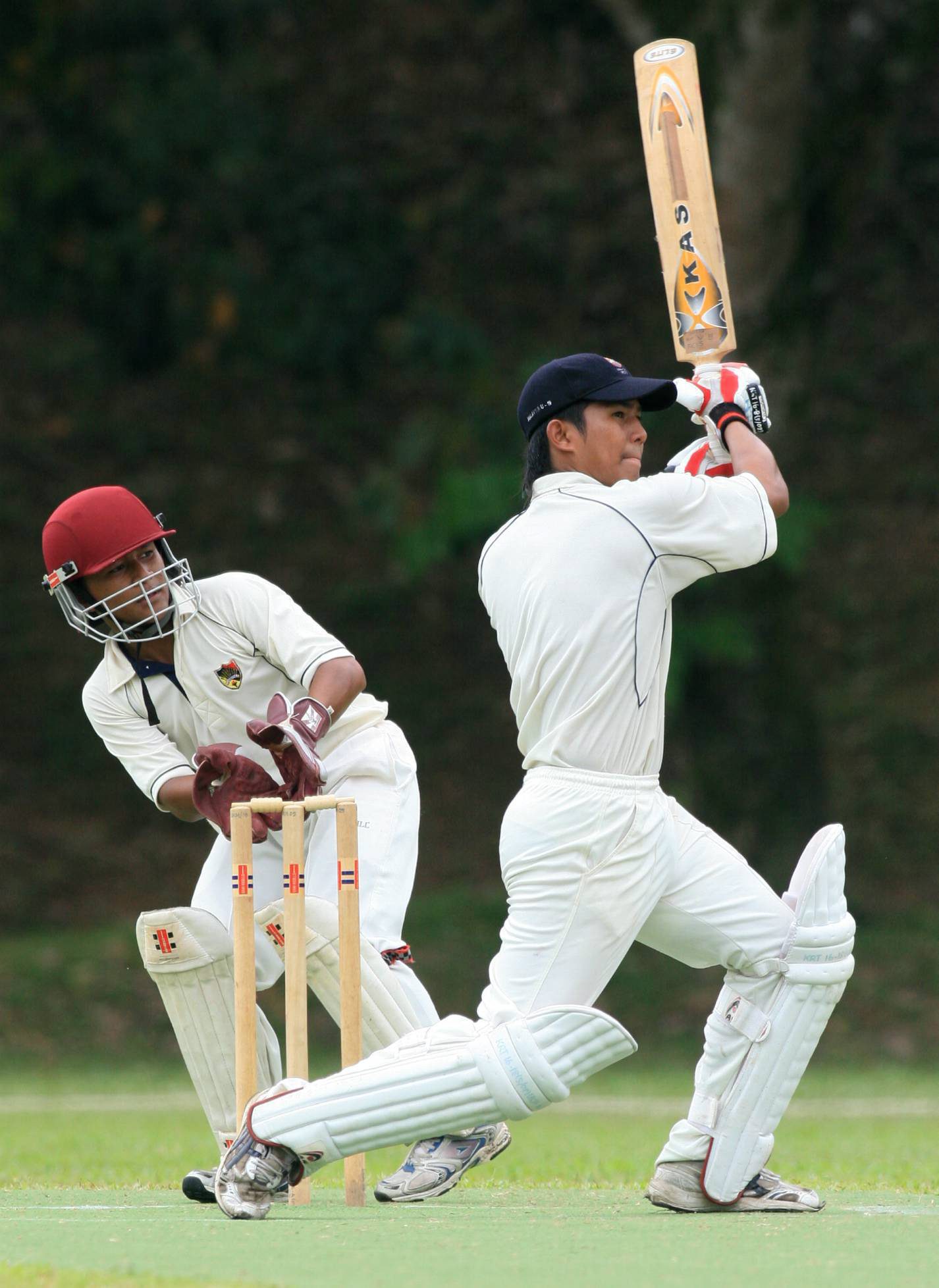 PEMUKUL Selangor-UKM, Shafiq Sharif (kanan) melakukan hayunan sewaktu beraksi di lapangan tengah pada pertemuan dengan Negeri Sembilan di UKM Oval, Bangi 6 Mac 2009. 