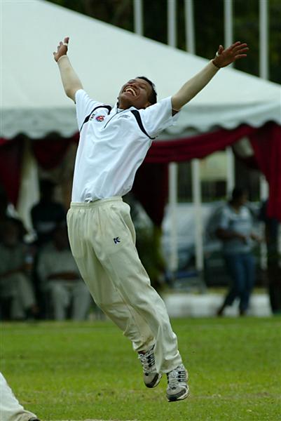 PEMAIN TERBAIK... Pemutar kidal UKM, Shahrulnizam Yusof keriangan setelah meranapkan lima wiket lawan dalam perlawanan akhir 5 Mac 2009.