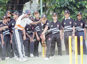 Sujeewa Gunaratne gigih menerangkan strategi kepada pemain SMK Tinggi Kajang, semalam sebagai persiapan memikul Cabaran Kriket Piala Ketua Pengarah Pelajaran. http://www.malaycricket.org.my/web/images/news/2010_PKPP/su_08.1.jpg