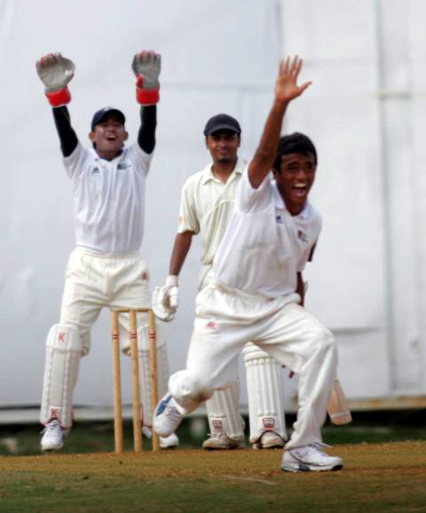 PEMUTAR kiri UKM, Faruq Hakimin Azmi mengemukakan rayuan kepada pengadil pada pertemuan di Bayuemas Oval, Klang. PEMUTAR kiri UKM, Faruq Hakimin Azmi mengemukakan rayuan kepada pengadil pada pertemuan di Bayuemas Oval, Klang.