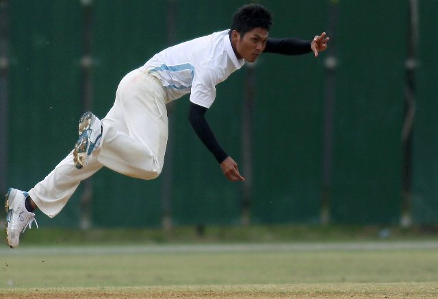 PEMBALING UKM, Aliman Ahmad melakukan balingan terakhir yang menghasilkan 14 larian untuk skuad lawan.