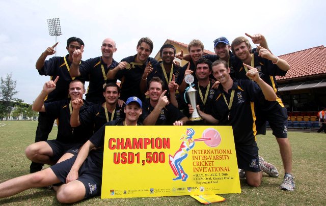 BARISAN University of Western Australia meraikan kegarangan mereka menjadi juara Kriket Undangan Antara Varsiti Antarabangsa di Bayuemas Oval, 5 Ogos 2010.