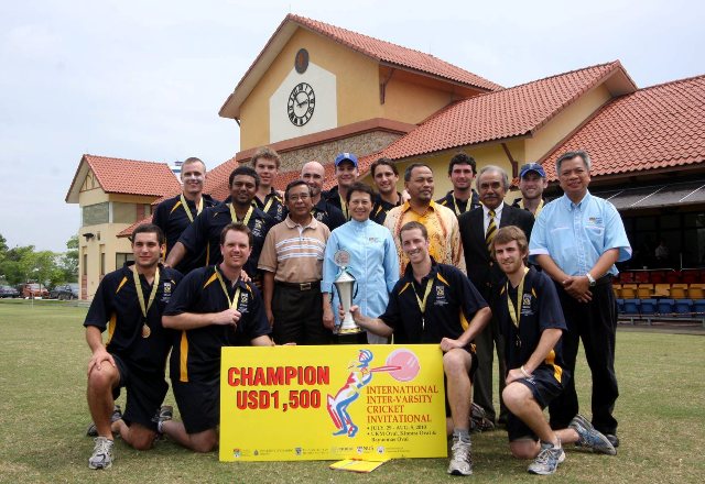 PASUKAN University of Western Australia bersama bersama Naib Canselor UKM, Prof. Tan Sri Dr. Sharifah Hapsah Syed Hasan Shahabudin, pegawai Kriket Melayu dan UKM di Bayuemas Oval, 5 Ogos 2010.