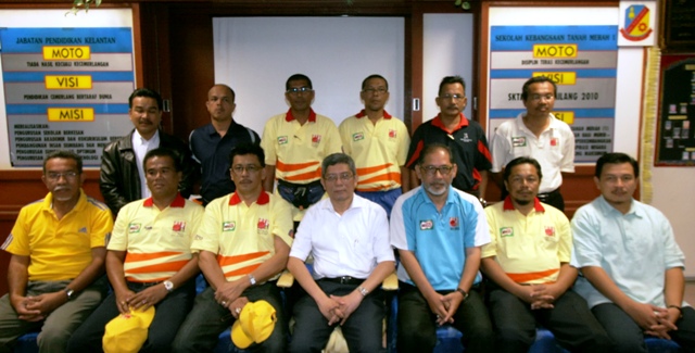 BARISAN ahli majlis Persatuan Kriket Kelantan bersama presiden baru, Azmi Mohd. Ali (barisan depan, tengah)