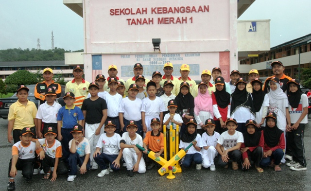 SEBAHAGIAN daripada peserta himpunan bersama barisan jurulatih di SK Tanah Merah 1 pada 6 Disember 2010. 