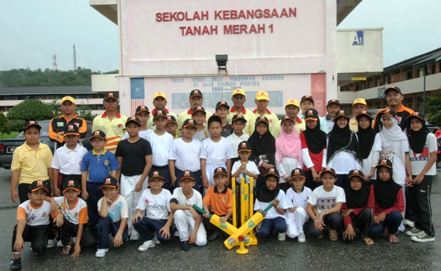 SEBAHAGIAN daripada peserta himpunan bersama barisan jurulatih di SK Tanah Merah 1 pada 6 Disember 2010. SEBAHAGIAN daripada peserta himpunan bersama barisan jurulatih di SK Tanah Merah 1 pada 6 Disember 2010.