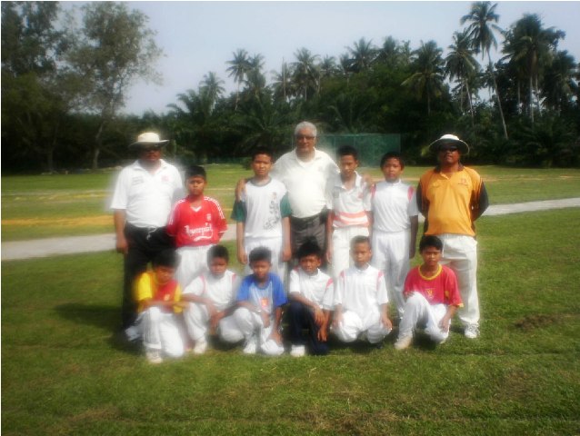 PENYELARAS Kuala Langat, Jacob Mathews (tengah) bergambar dengan pemain yang bakal menyinar dalam Kejohanan Kriket Elit Bawah 12 Kebangsaan tahun 2010.