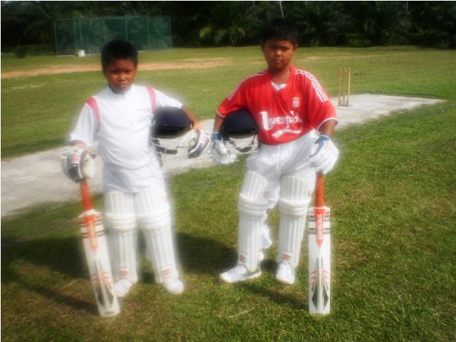 DUA lagi pemain utama Kuala Langat, Amirul Rashid (kiri) dan Hasif Norhaizan.