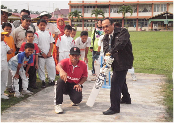 ABDUL Talib Hamid melakukan pukulan pada majlis perasmian sesi latihan kriket di SK Klanang, Banting baru-baru ini.