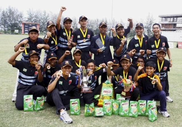 SKUAD SMK Penang Free meraikan kecemerlangan memenangi Piala Ketua Pengarah Pelajaran bagi tahun keempat berturut-turut di Bayuemas Oval, 25 Julai 2010.