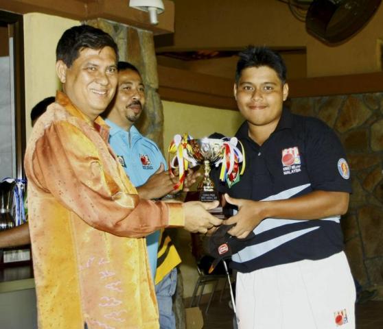 KETUA pasukan SMK Victoria, Faizshal Niaz-Lin menerima trofi naib juara daripada Tan Sri Alimuddin Mohd. Dom.