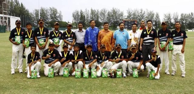 PASUKAN SMK Victoria, Kuala Lumpur bergambar bersama Ketua Pengarah Pelajaran, Tan Sri Alimuddin Mohd. Dom (berdiri, lapan dari kiri) serta pegawai sebaik sahaja menerima kalungan pingat selaku naib juara. PASUKAN SMK Victoria, Kuala Lumpur bergambar bersama Ketua Pengarah Pelajaran, Tan Sri Alimuddin Mohd. Dom (berdiri, lapan dari kiri) serta pegawai sebaik sahaja menerima kalungan pingat selaku naib juara.