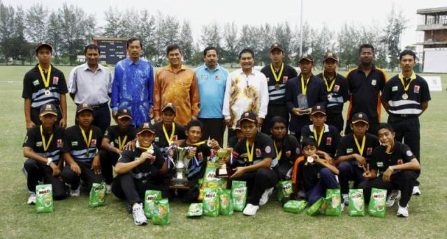 PEMAIN SMK Penang Free bersama Ketua Pengarah Pelajaran, Tan Sri Alimuddin Mohd. Dom (berdiri, empat dari kiri) dan pegawai di Bayuemas Oval pada 25 Julai 2010. PEMAIN SMK Penang Free bersama Ketua Pengarah Pelajaran, Tan Sri Alimuddin Mohd. Dom (berdiri, empat dari kiri) dan pegawai di Bayuemas Oval pada 25 Julai 2010.
