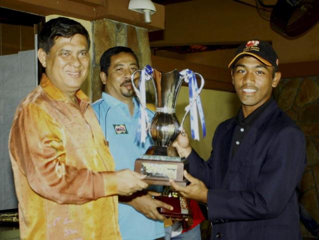 ALIMUDDIN (kiri) menyerahkan Piala Ketua Pengarah Pelajaran kepada kapten Sekolah Menengah Kebangsaan Penang Free, Fikri Makram Rosdi di Bayuemas Oval, Klang  pada 25 Julai 2010. 