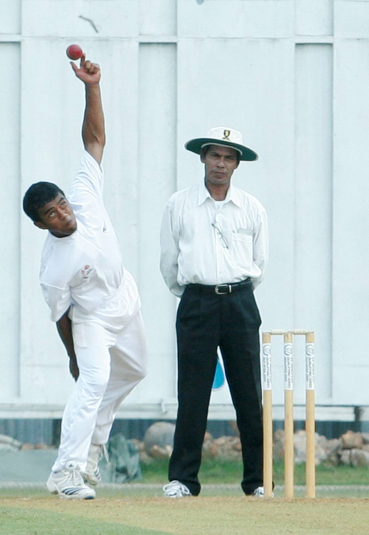 PEMUTAR kiri Selangor-UKM, Faruq Hakimin Azmi bergaya dalam serbuan ke arah lawan pada pertemuan dengan skuad bawah 16 kebangsaan di Bayuemas Oval, Klang, 4 Mac. Turut memerhati ialah pengadil, Firdaus Abdullah. PEMUTAR kiri Selangor-UKM, Faruq Hakimin Azmi bergaya dalam serbuan ke arah lawan pada pertemuan dengan skuad bawah 16 kebangsaan di Bayuemas Oval, Klang, 4 Mac. Turut memerhati ialah pengadil, Firdaus Abdullah.