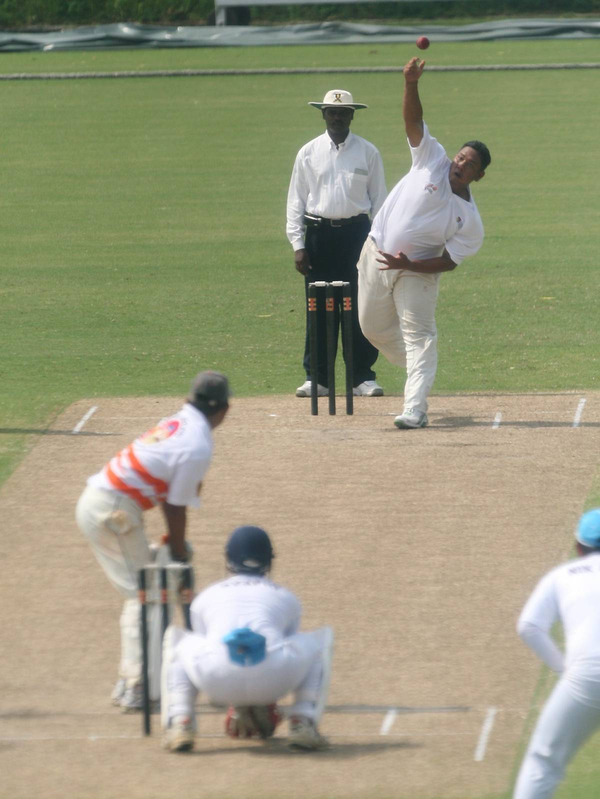 PEMUTAR kanan Selangor-UKM, Eszrafiq Azis menyerbu pemukul Kedah dalam pertemuan di Kinrara Oval 5 Mac. Kedah tumpas dengan lapan wiket. PEMUTAR kanan Selangor-UKM, Eszrafiq Azis menyerbu pemukul Kedah dalam pertemuan di Kinrara Oval 5 Mac. Kedah tumpas dengan lapan wiket.