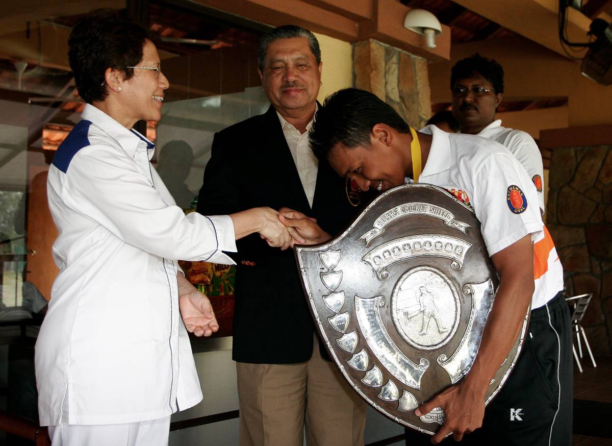 KAPTEN Selangor-UKM, Ahmad Faiz M. Noor menerima Perisai Raja-Raja sambil bersalaman dengan Naib Canselor UKM, Tan Sri Sharifah Hapsah Syed Hasan Shabudin. KAPTEN Selangor-UKM, Ahmad Faiz M. Noor menerima Perisai Raja-Raja sambil bersalaman dengan Naib Canselor UKM, Tan Sri Sharifah Hapsah Syed Hasan Shabudin.